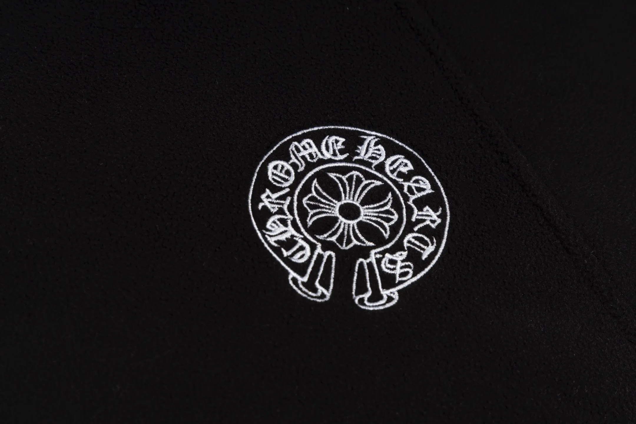 🅿️460 [Exclusive supply] CH Croix Heart Horseshoe double-sided brushed polar fleece hooded sweatshirt. The fabric is made of rare terry and brushed composite fabric, which brings the ultimate soft touch and excellent thermal insulation performance. The fabric has been treated with a special double-sided brushing process to form a delicate polar fleece surface, which not only maintains a crisp shape but also improves wearing comfort. The chest is decorated with the brand's iconic horseshoe embroidery, using high-density embroidery thread to outline a three-dimensional texture. The collar is edged with imported lambskin and matched with a four-button Crusader flower made of real antique silver. The details are full of luxury. The hem is embellished with traditional melon beads, each of which is hand-made genuine antique silver. The interior is treated with velvet to ensure warmth and temperature locking. The overall craftsmanship continues Chrome Hearts' consistent meticulous workmanship. From fabric selection to decorative details, it reflects the brand's ultimate pursuit of quality, perfectly integrating street style with high fashion. Size:S-M-L